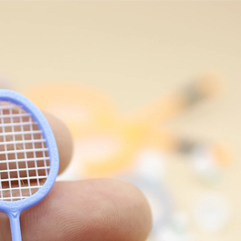 1 paio 1:12 Set di mini racchette da badminton per casa delle bambole - Attrezzature sportive simulate per la decorazione della scena della casa delle bambole e giochi di finzione