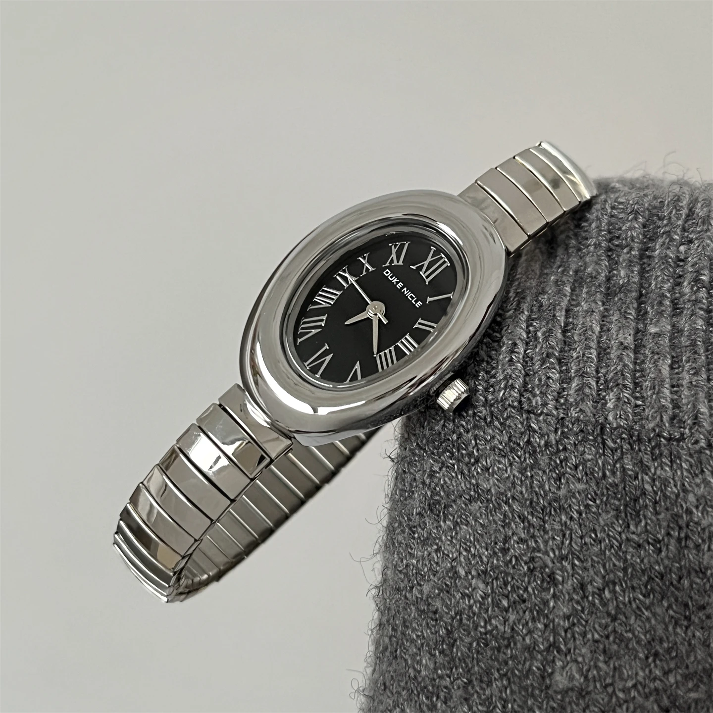 

Vintage Ladies Premium Pigeon Egg Roman Oval Watch Women's Light Luxury Niche Quartz Watch