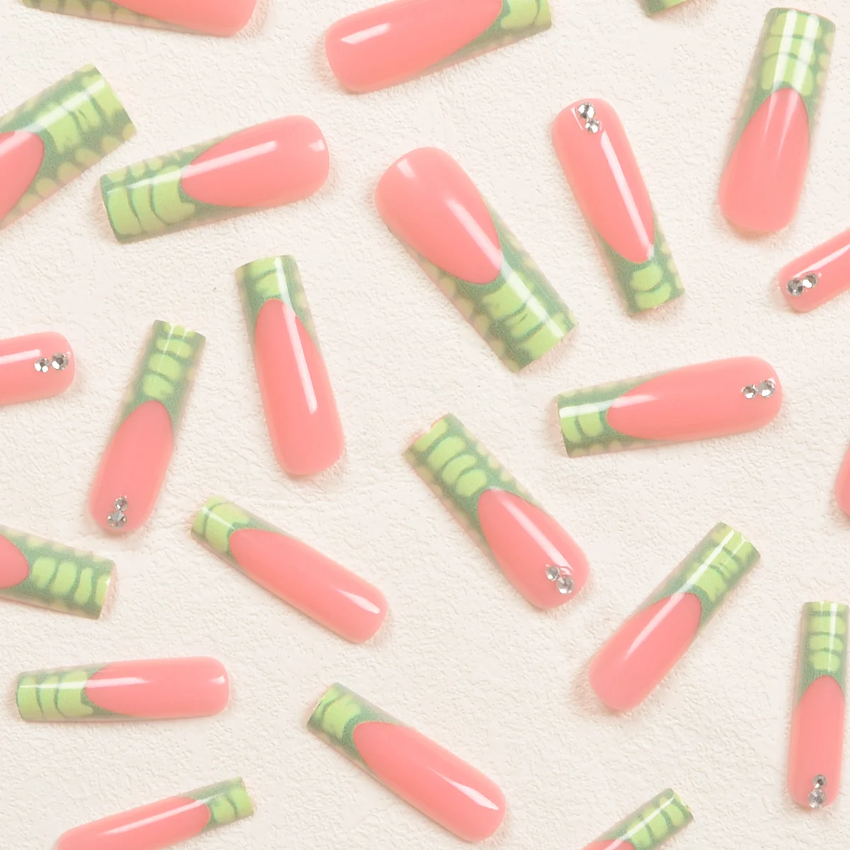 24 Stuks Super Lange Rechthoekige Nagelstickers Groen Krokodilpatroon Frans Stip Patroon 3d Witte Flits Diamant Nail Art Set
