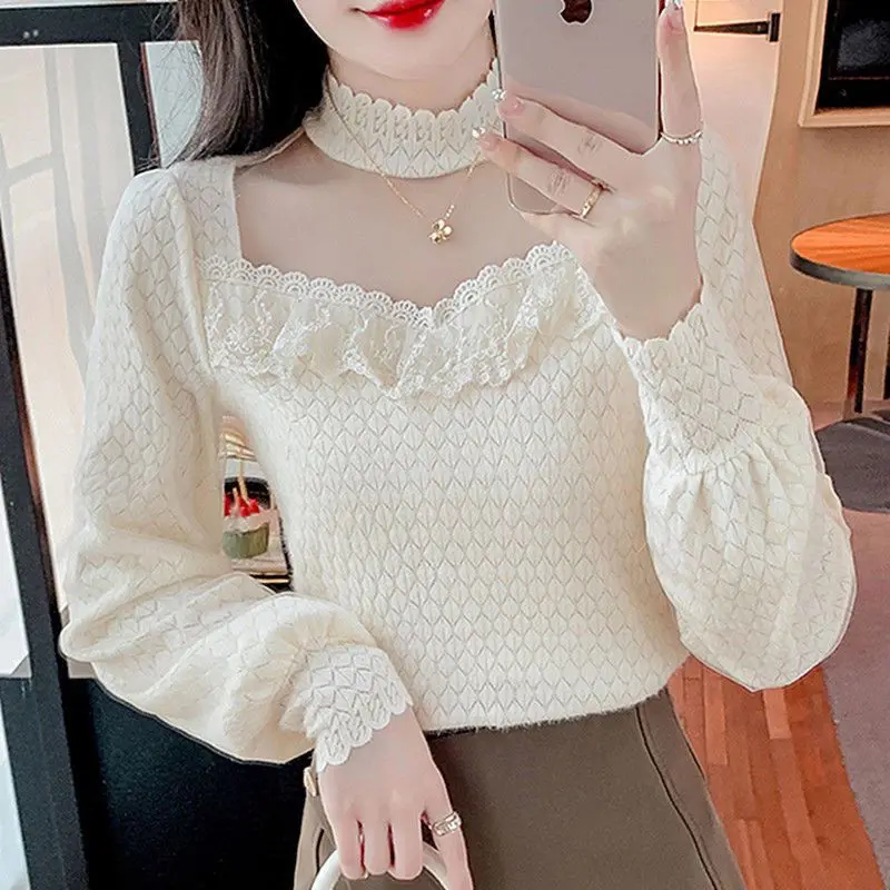 Camisa de encaje empalmado de malla de medio cuello alto con nuevos pendientes de madera engrosados de terciopelo Otoño Invierno