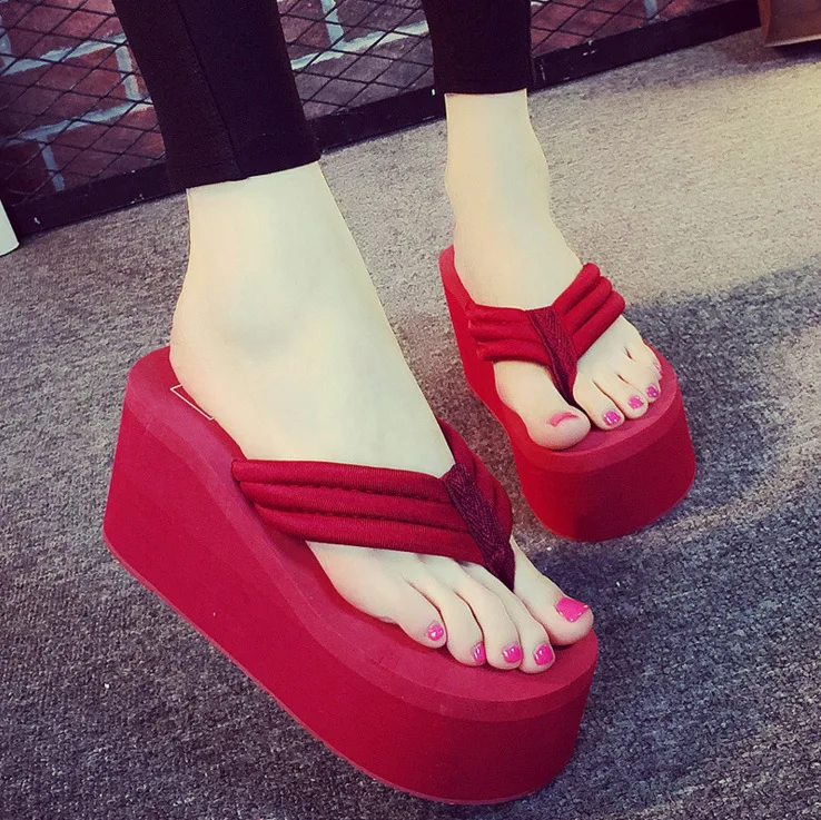2026 New Super High Thick Sole Clamp Feet Luxury Slippers for Women\'s Elevated Beach Slope Heel Herringbone Slippers Flip-Flops