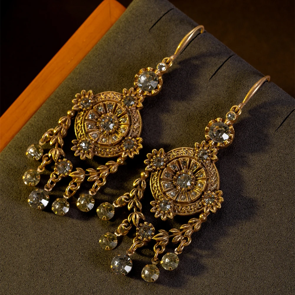 

Vintage personality heavy work with diamonds earrings, diamond-encrusted zircon tassels, aged vintage round earrings