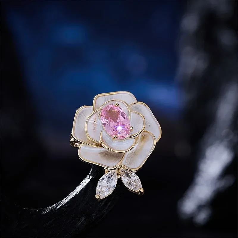 

A high-end design fashion and light luxury camellia brooch paired with a niche design fixed brooch