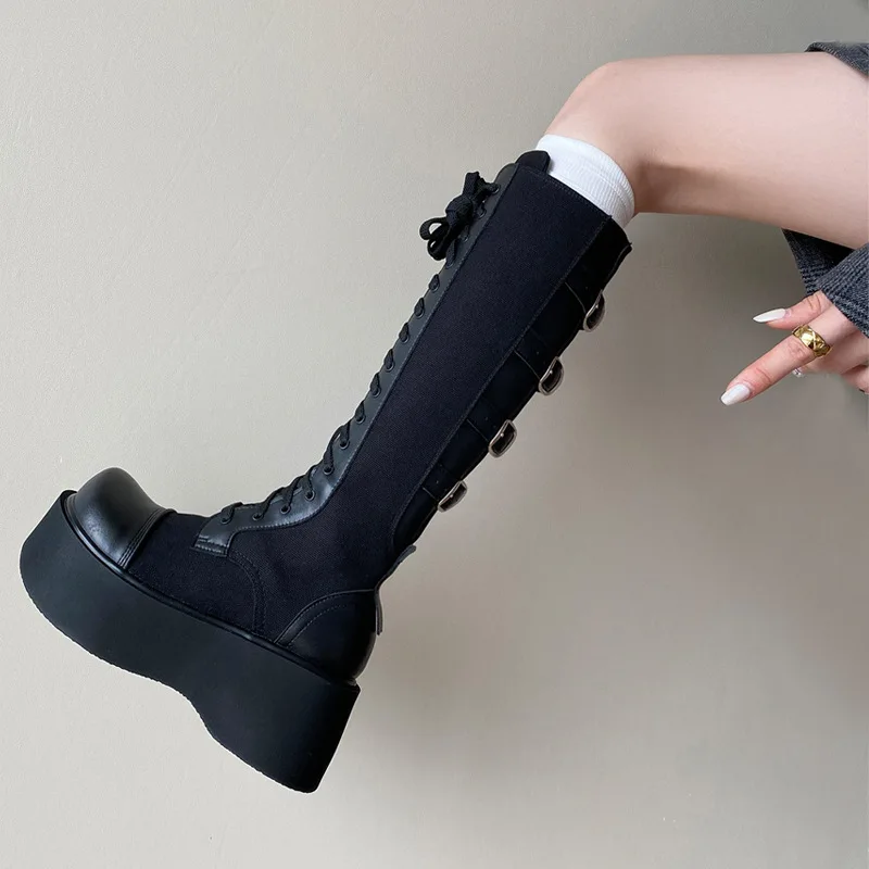 

Черные сапоги до колена на массивной платформе, парусиновые кожаные сапоги на шнуровке с декоративными металлическими пряжками, удобные для осени и зимы