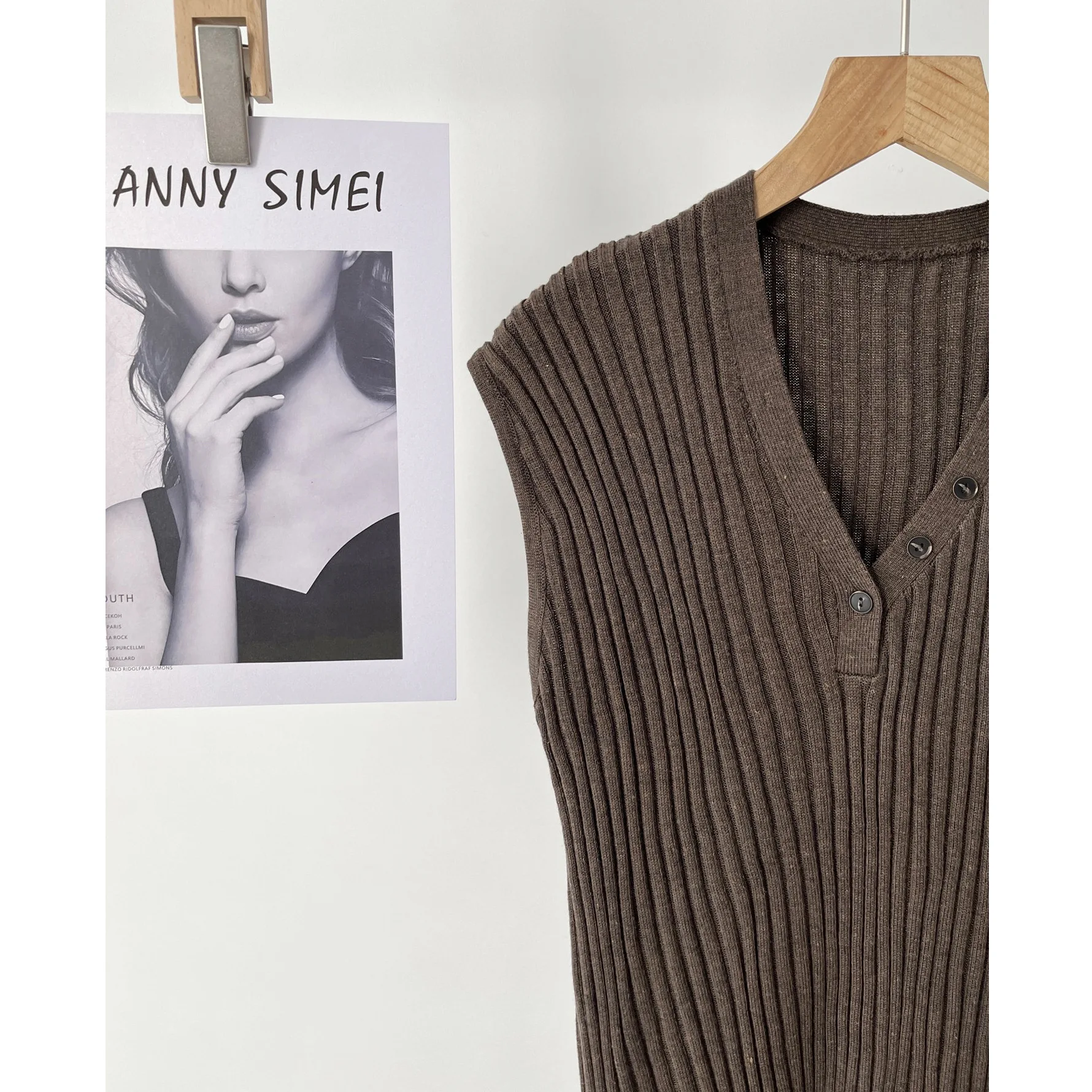 Damska, prosta, lekka kamizelka z dzianiny z dekoltem w szpic, bez rękawów, top 16a-0942