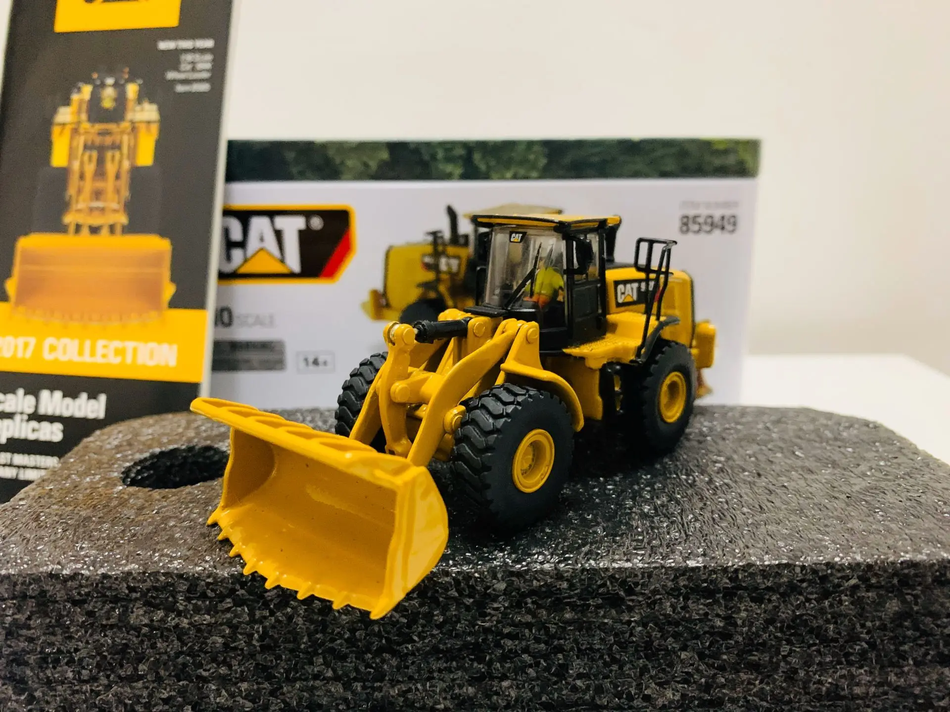 DM 972M Wheel Loader 1/87 Scale Metal By DieCast Masters 85949 Collectible Model New in Box