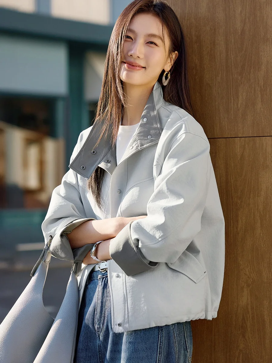 

Adjustable Drawstring Hem Workwear Style Stand Collar Short Jacket for Women Spring Season Light Color Match Top Polyester Fiber
