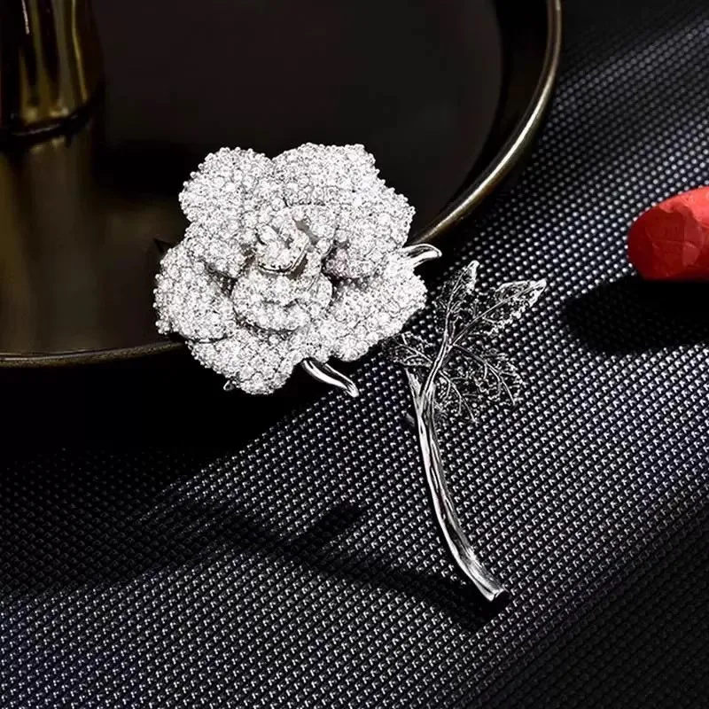 Chinesische Mode-Broschen mit Strasssteinen in Silberfarbe, Rosenmuster, für Damen, trendige, zarte Blumen-Anstecker, Party- und Freizeitaccessoire, Geschenk, Schmuck. – Detail 4