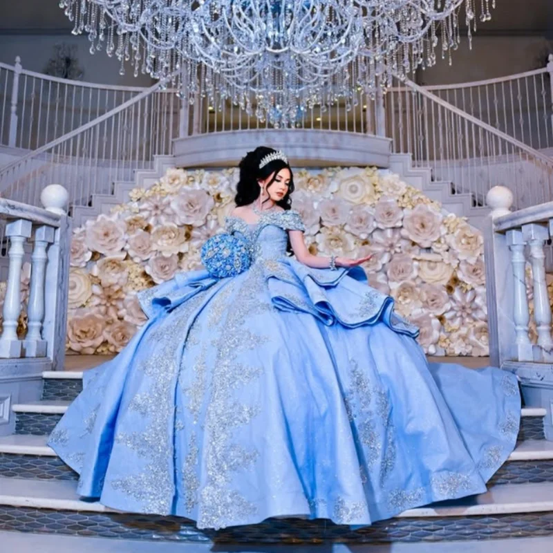 Vestido de Quinceañera Azul Luxuoso, Ombros Descidos, Decalque de Cristal com Lantejoulas, Camadas, Cauda Longa, Laço, Vestidos de 15 Anos ﻿ Personalizado