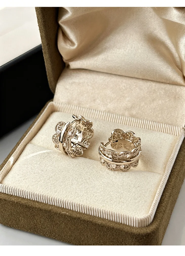 Luxuriöse Spitzen-Filigran-Ohrringe in Goldfarbe mit eingelegten CZ-Steinen, hohle florale Ohrclips für Damen, elegantes Schmuckgeschenk. – Detail 11