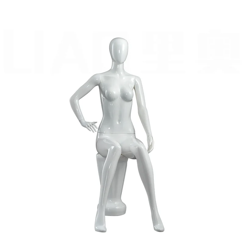 Witte full body zittende vrouwelijke mannequin, echt formaat met kruk, kleding, plastic model voor weergave