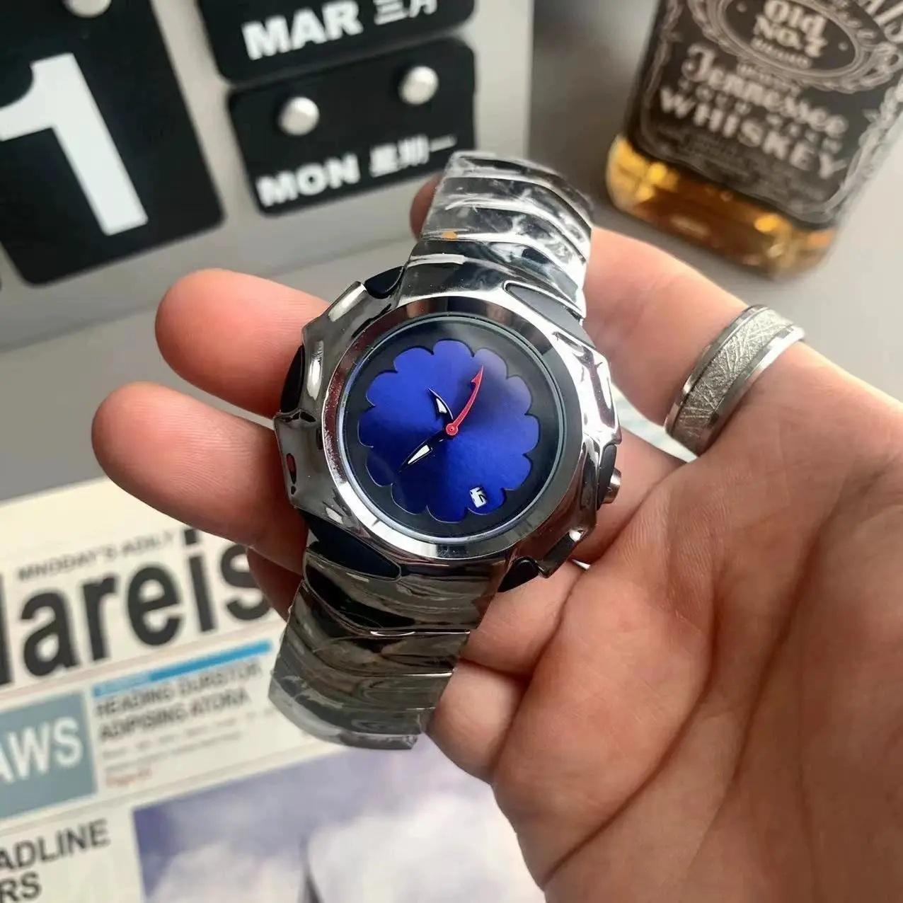 ساعة Y2K للرجال على شكل خاص مقاومة للماء بتقويم كلاسيكي مضيء