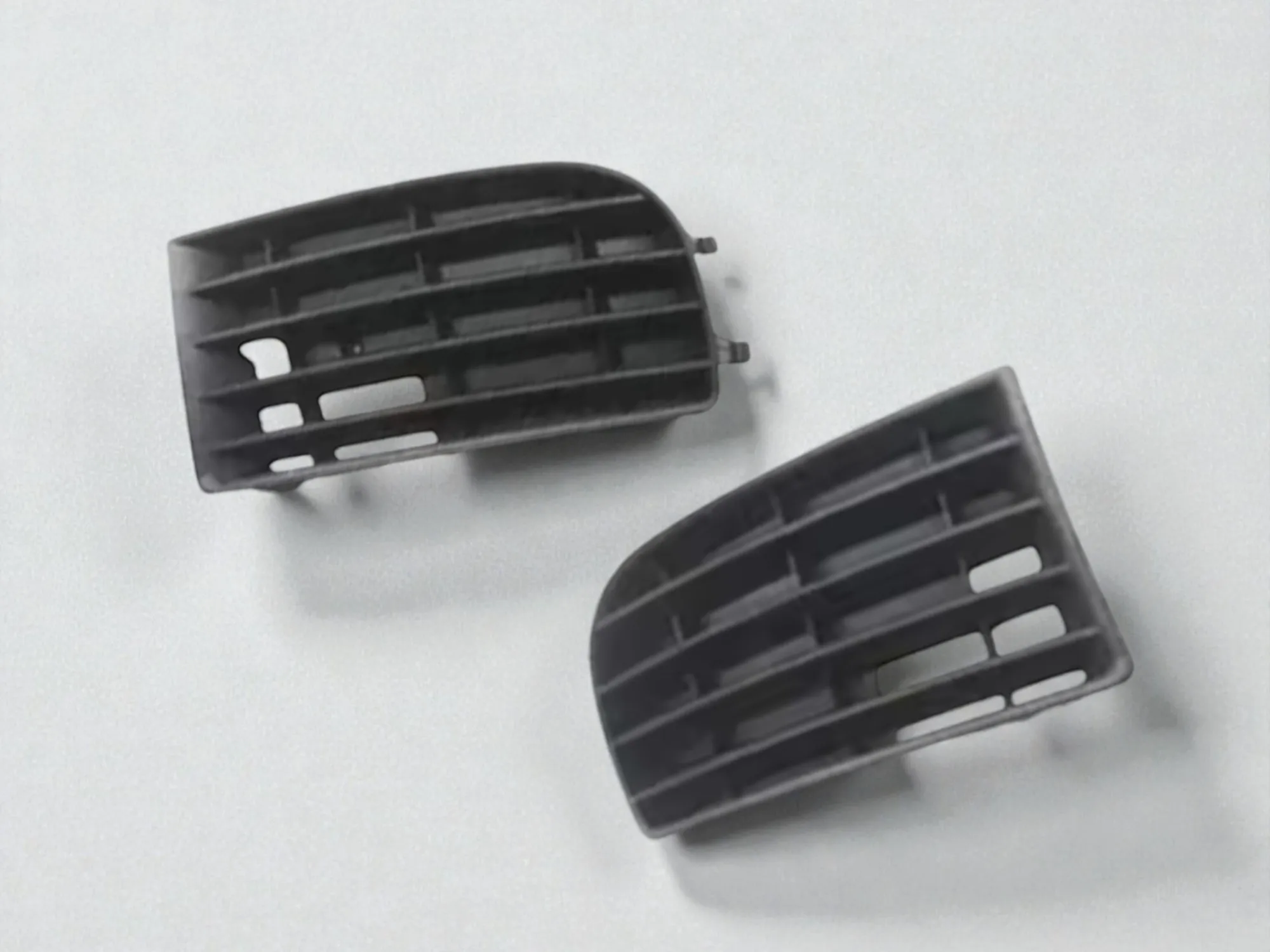 

1 пара (левая и правая) нижних решеток радиатора с 5 ламелями для VW Golf MK5