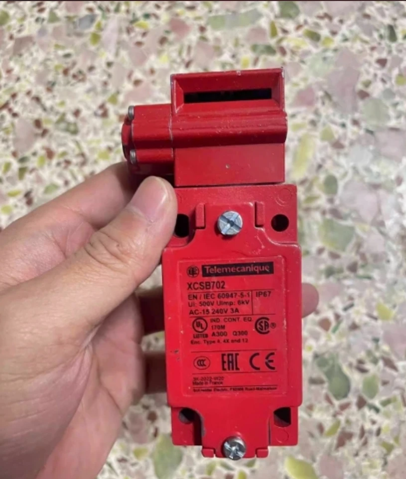 

Limit switch XCSB702 new and original fast shipping