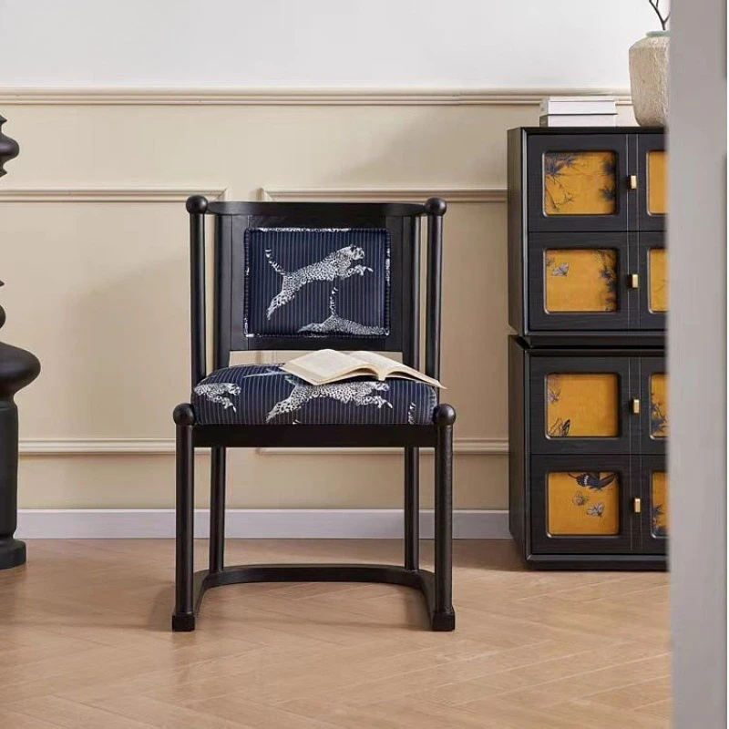 Quiet wind small apartment dining table and chairs leopard leopard chair French light luxury solid wood round table modern