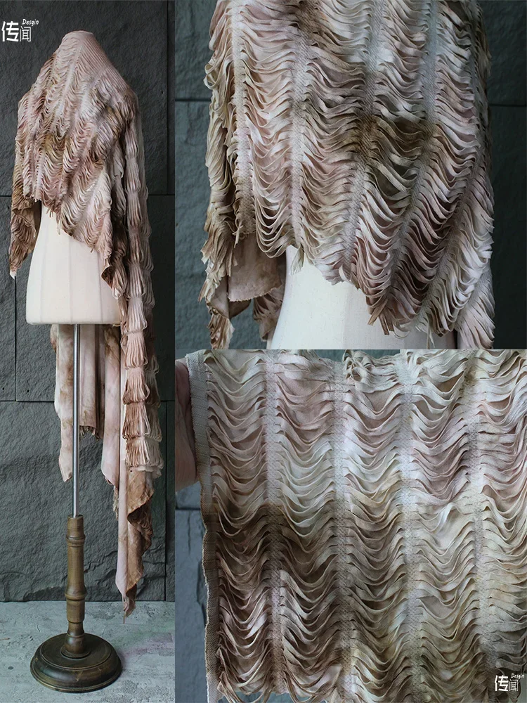 

Эластичная драпированная трехмерная ткань абрикосового цвета. Дизайнерская ткань для одежды. Материал из полиэстера. Для шитья ткани своими руками.