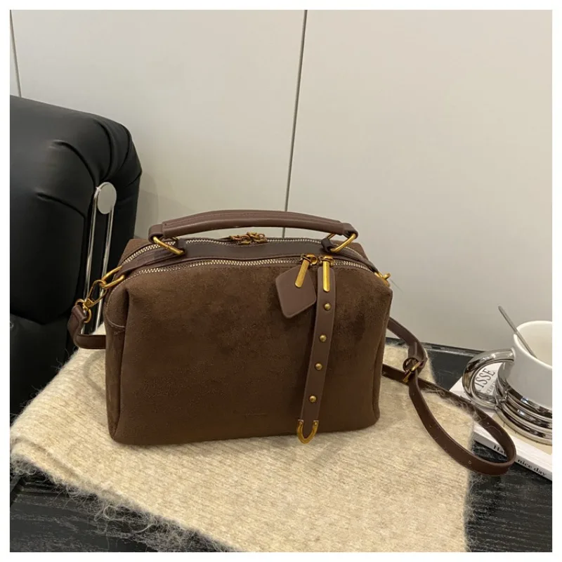 

Высококачественная женская сумка Boston в форме подушки, мягкая замшевая ткань цвета красного дерева с украшением на молнии в стиле ретро