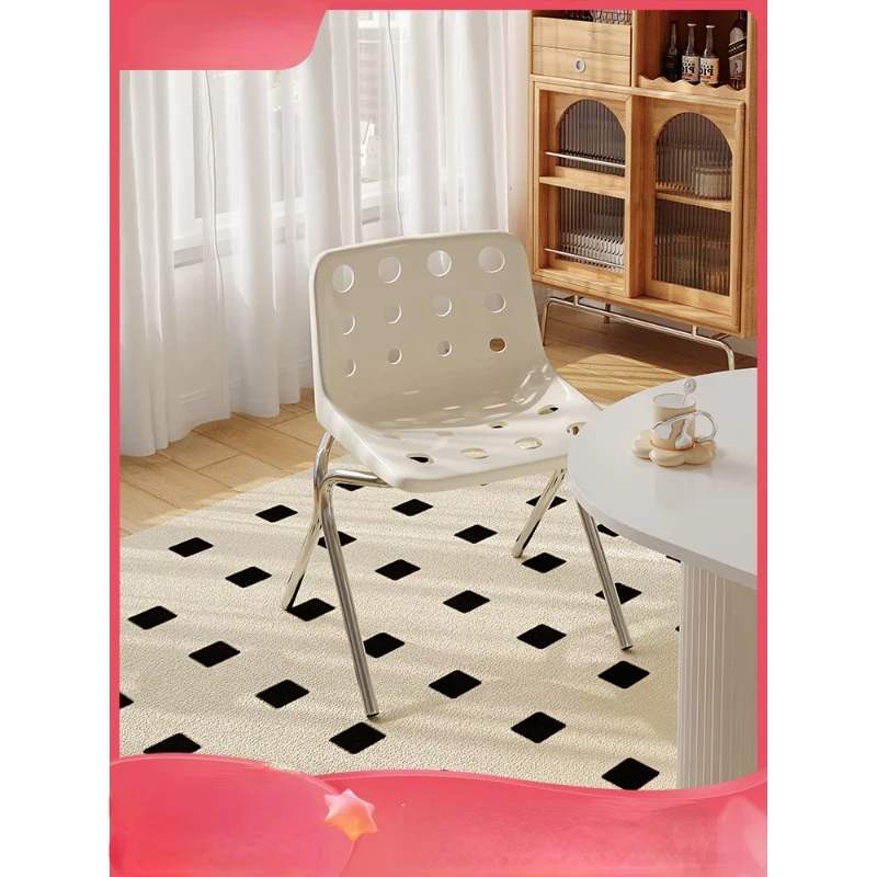 chaises-en-plastique-decontractees-et-simples-tables-de-salle-a-manger-tabourets-dossier-de-style-creme