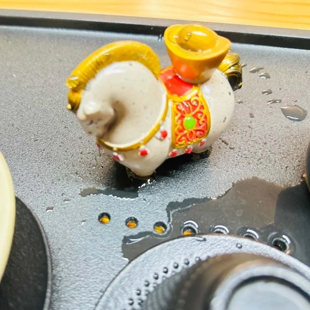 The Tea Favors Tea Pet Horse Sculpture Rotatable Wealth Display Resin Foal Statue Lucky Bag High Temperatures
