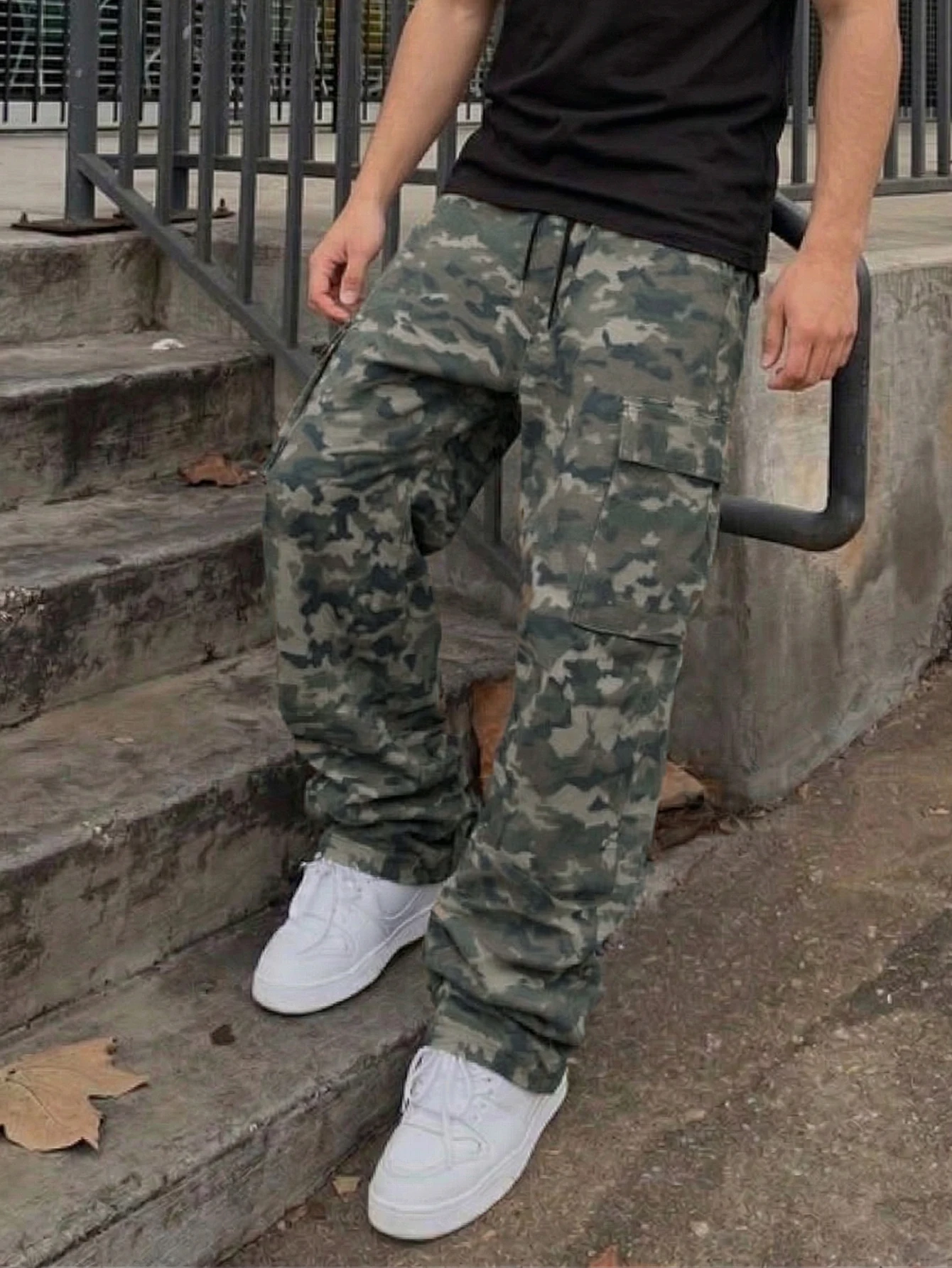 Locker sitzende Cargohose mit Camouflage-Print für Herren mit Pattentaschen und Kordelzug am Bund, Herren-Camouflage-Hose, Camo-Cargos, Herren St