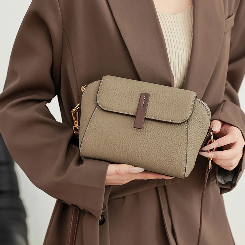Bolso de Hombro de Cuero Granulado con Correa en Contraste, Elegante Bolso Cruzado Mini de Cuero Genuino Color Taupe