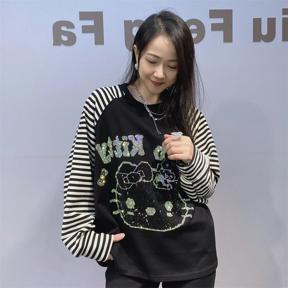 เสื้อยืดแขนยาวลายทางขาวดำหวานๆ คอกลม ผู้หญิง 2025 ฤดูใบไม้ร่วง สไตล์เกาหลีใหม่ ทรงหลวม ประดับเพชรเทียม เสื้อคลุม