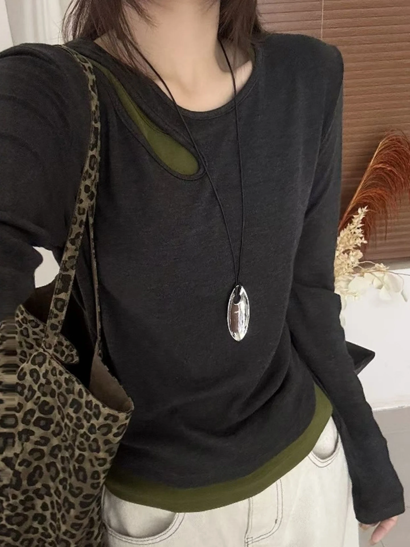 

Корейский трикотажный комплект из двух предметов: топ и легкие леггинсы, осенний сезон, эффект стройности, универсальный, легкий люкс, трендовый, для женщин