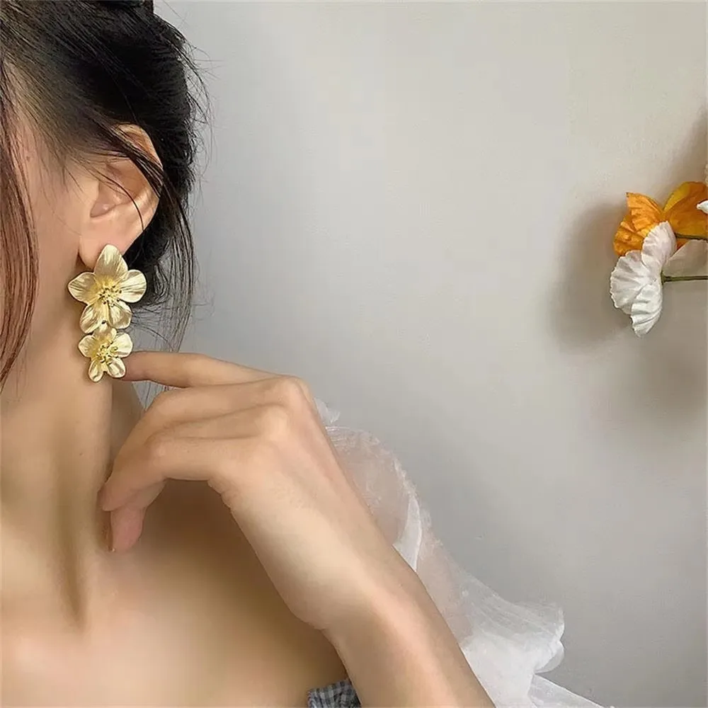 18 Karat vergoldete Faltenohrringe mit antiker Blume für Damen mit hochwertigem Gefühl. Ins-Style-Ohrringe für Damen mit wasserdichtem Sta
