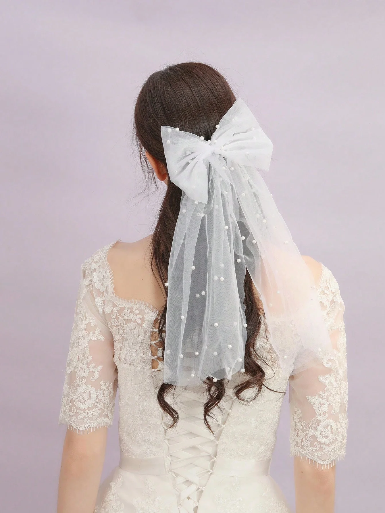 Elegant เจ้าสาวงานแต่งงาน Headdress สีขาวตาข่าย Headpiece เลียนแบบเพิร์ลโบว์สั้น Veil Back Head Decor อุปกรณ์เสริมผม