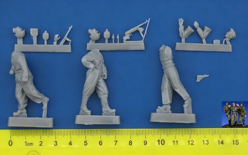 

Набор моделей из литой смолы в масштабе 1/35: советские разведчики и танкист-затушевщик (3 фигурки), в разобранном и неокрашенном виде.