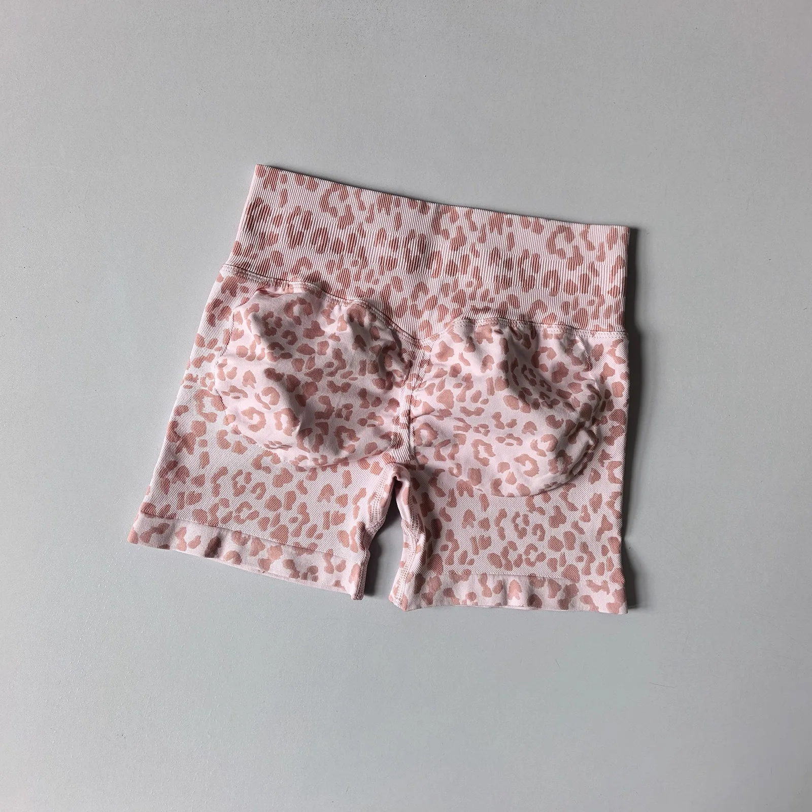 Leopardmuster, pfirsichfarbene, figurformende Yoga-Shorts mit hoher Taille und Bauchkontrolle für Damen, schnelltrocknende Laufshorts für den Außenbereich – Detail 10