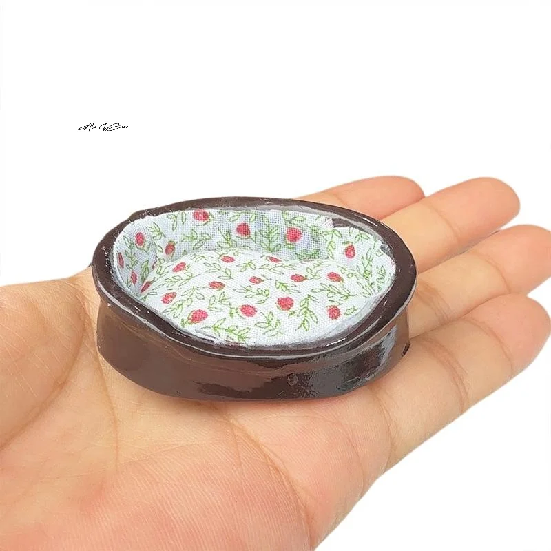 บ้านสุนัขจิ๋วขนาด 1/12 พร้อมเตียงนอนลายดอกไม้ ของเล่นสะสมสำหรับนักสะสม (1 ชิ้น)