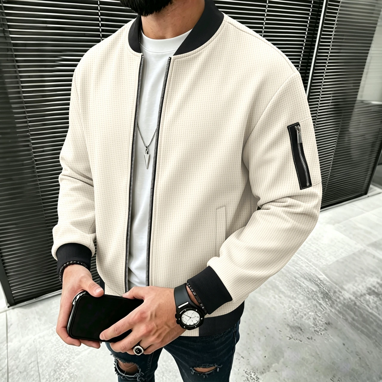 Herrenjacke aus Waffelstrick mit geripptem Baseballkragen, lässige Fliegerjacke mit durchgehendem Reißverschluss, mit Reißverschlussmanschetten und Taschen, lässiger Stil. – Detail 2