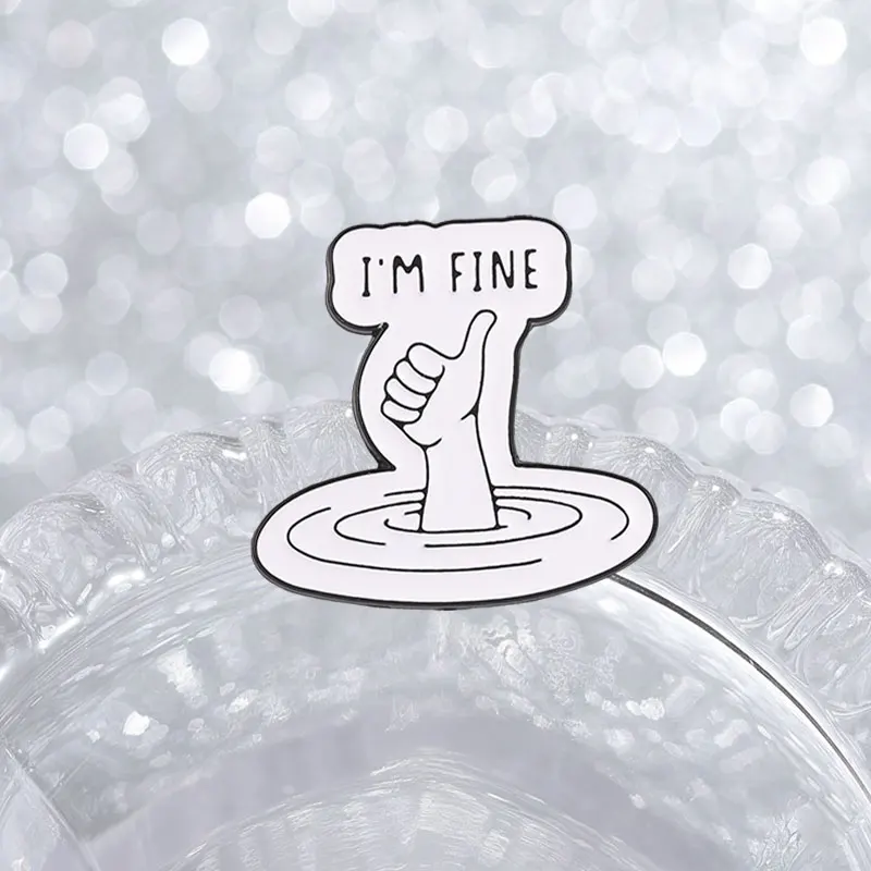 Lustiges, sarkastisches „I'm Fine“-Meme-Emaille-Abzeichen, Metallbrosche mit Daumen nach oben für Kleidungsdekoration, humorvolles Geschenk zur Förderung der psychischen Gesundheit – Detail 5