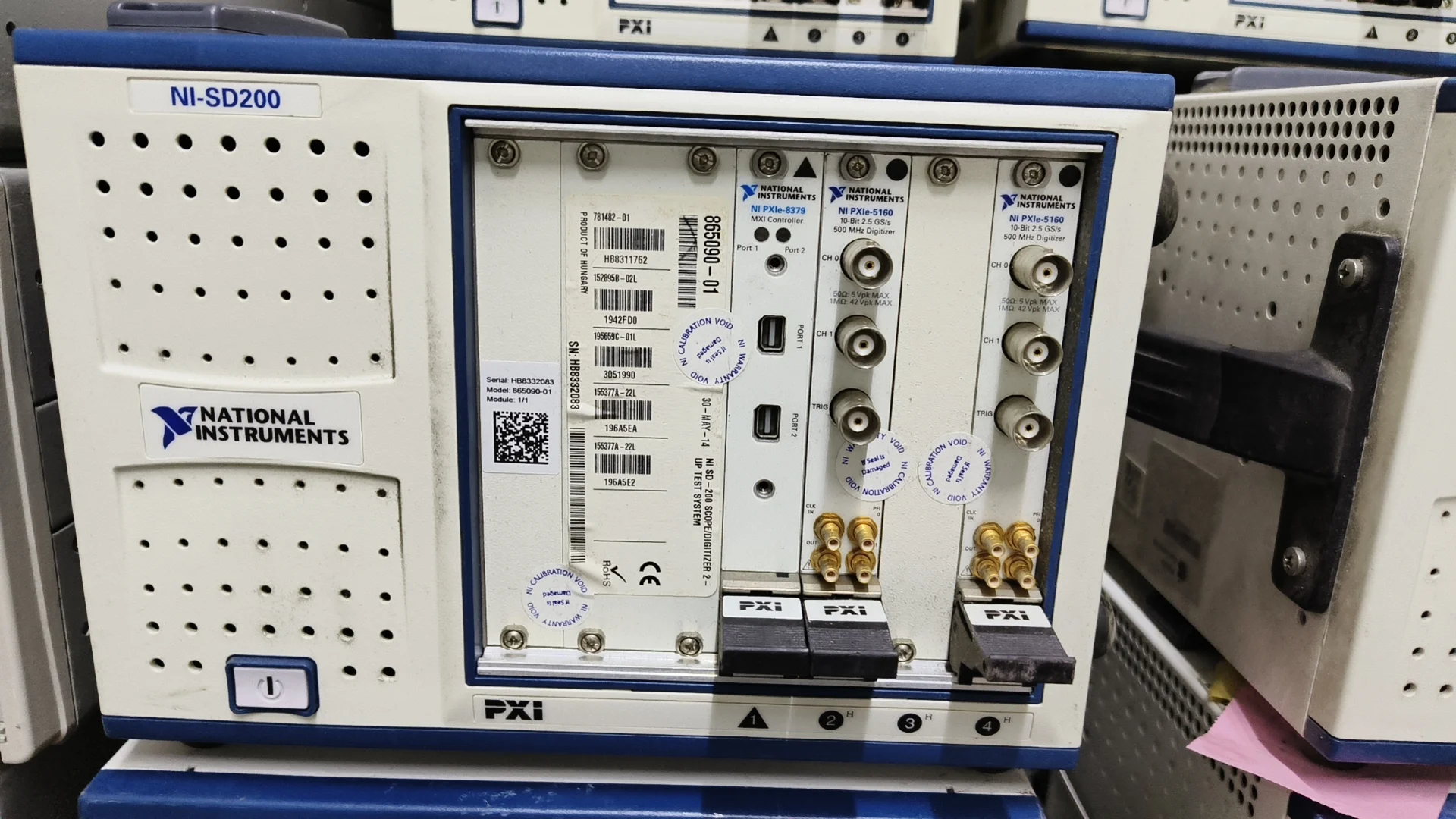

National Instruments NI PXIe-1071 NI-SD200 Шасси мейнфрема