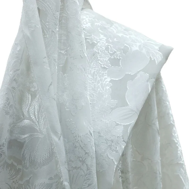 The new spring and su mommeer silk-viscose jacquard cut fabric is a thin transparent flowing silk