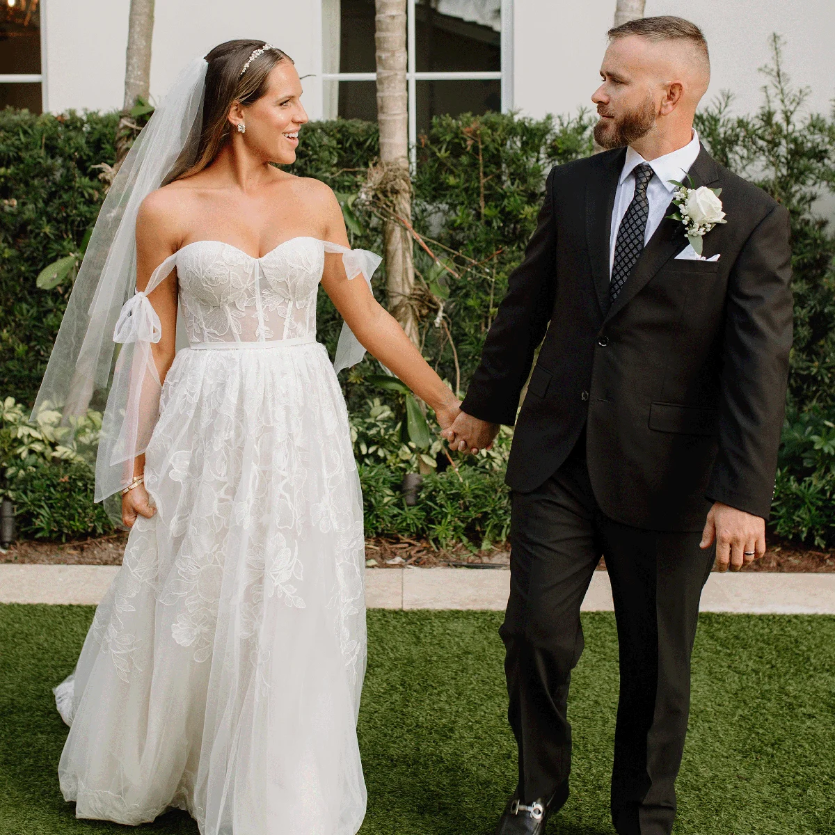 Self Tie Shoulder Straps Customized Wedding Gowns A Line Transparent Sweetheart Top Floral Lace Unique Sleeveless Bridal Gowns