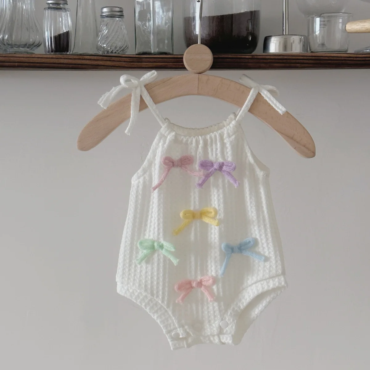 Neue Babykleidung für Mädchen, Süßer 3D-Strampler mit Bunter Schleife, Weißer Trägerbody für Säuglinge, Modischer Sommer-Jumpsuit