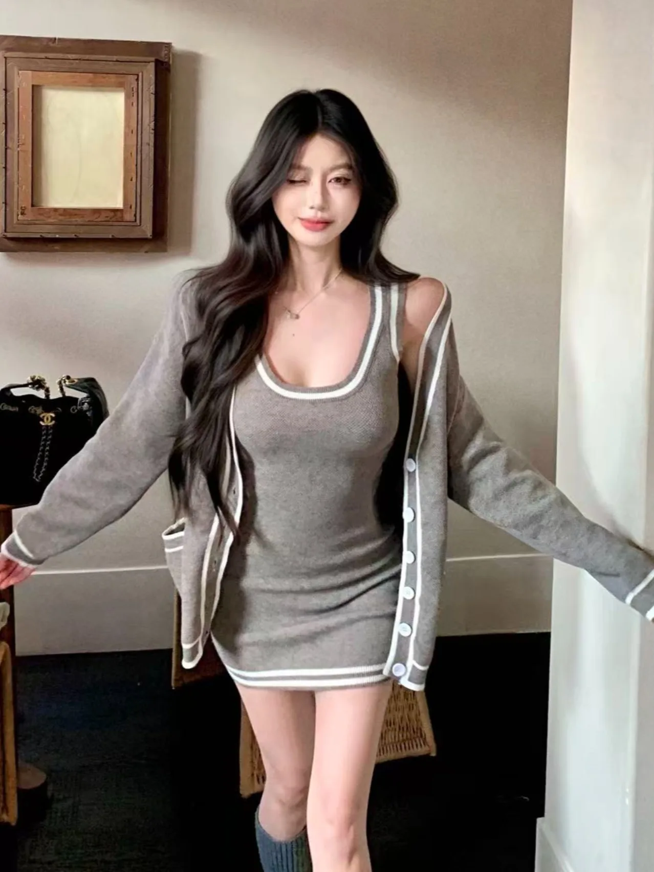 

Loose Knitted Pearl Pattern Open Cardigan And Vest Two-Piece Set for Women Fashionable Gray And White Pure Desire Design