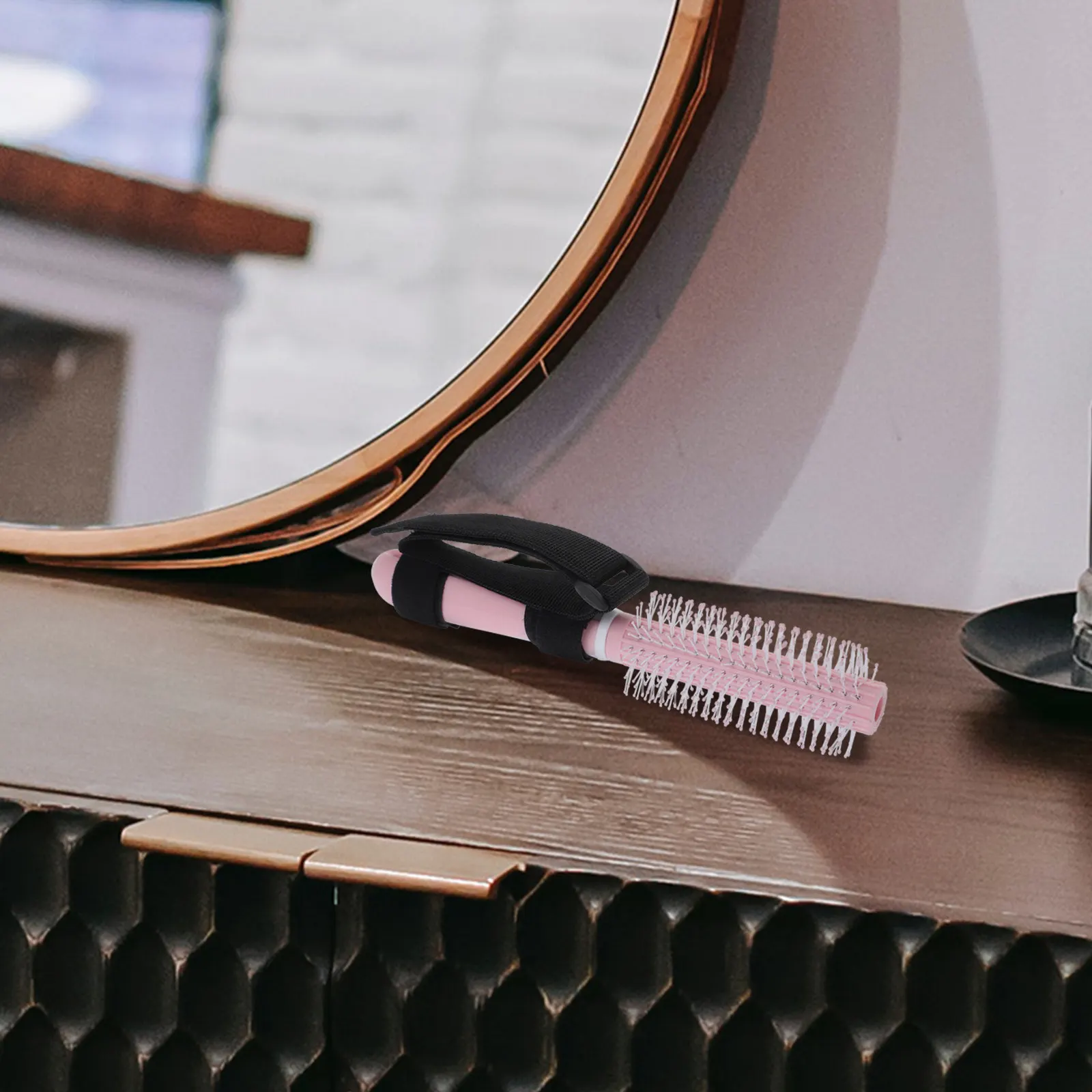 高齢者向けの補助用ヘアコーム。人間工学に基づいた設計で、快適な使い心地。丸い形状で頭皮に優しく、手の震えがある方や身体の不自由な方にも使いやすいスタイリングブラシ。