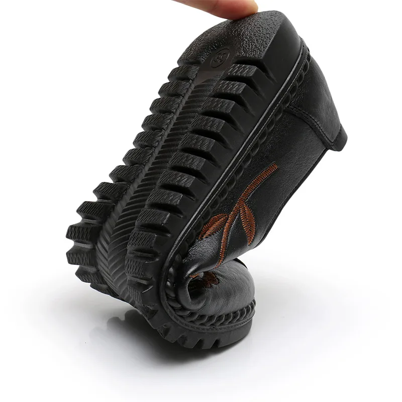 New Mom's Shoes For Women Soft Sole Women's Casual Genuine Leather Slip On Female Flats Ladies Moccasins Driving Casual Shoe