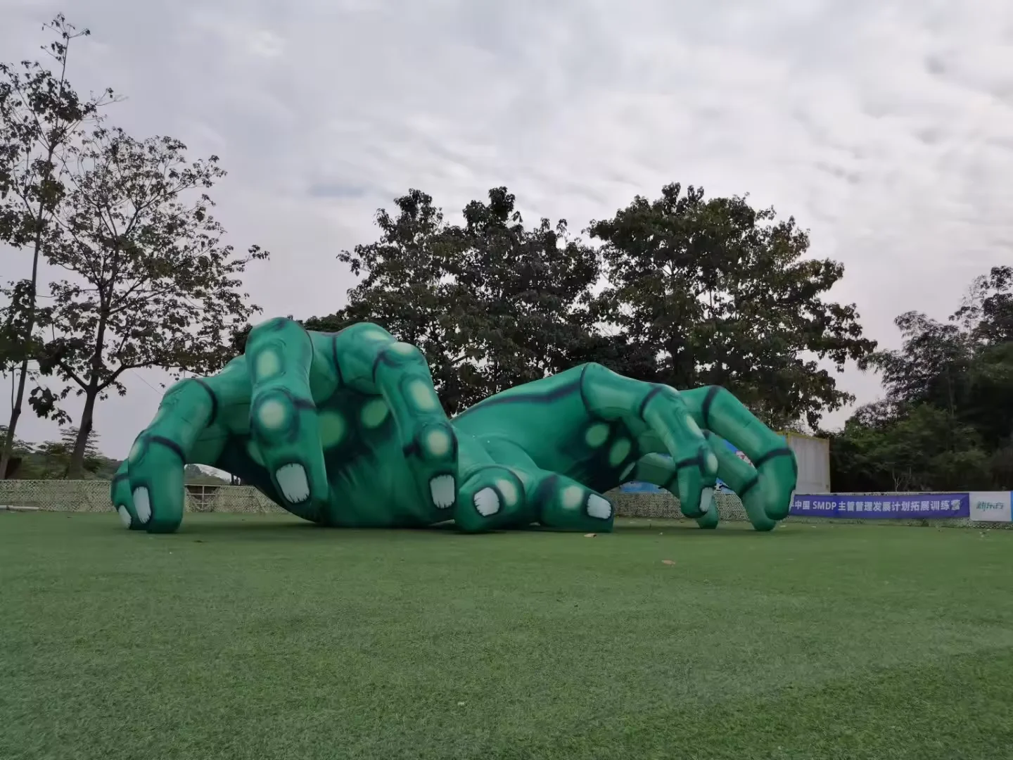 Decoración de Halloween al aire libre, mano de esqueleto inflable gigante verde, mano de calavera fantasma de Halloween para decoración de fiesta de Festival