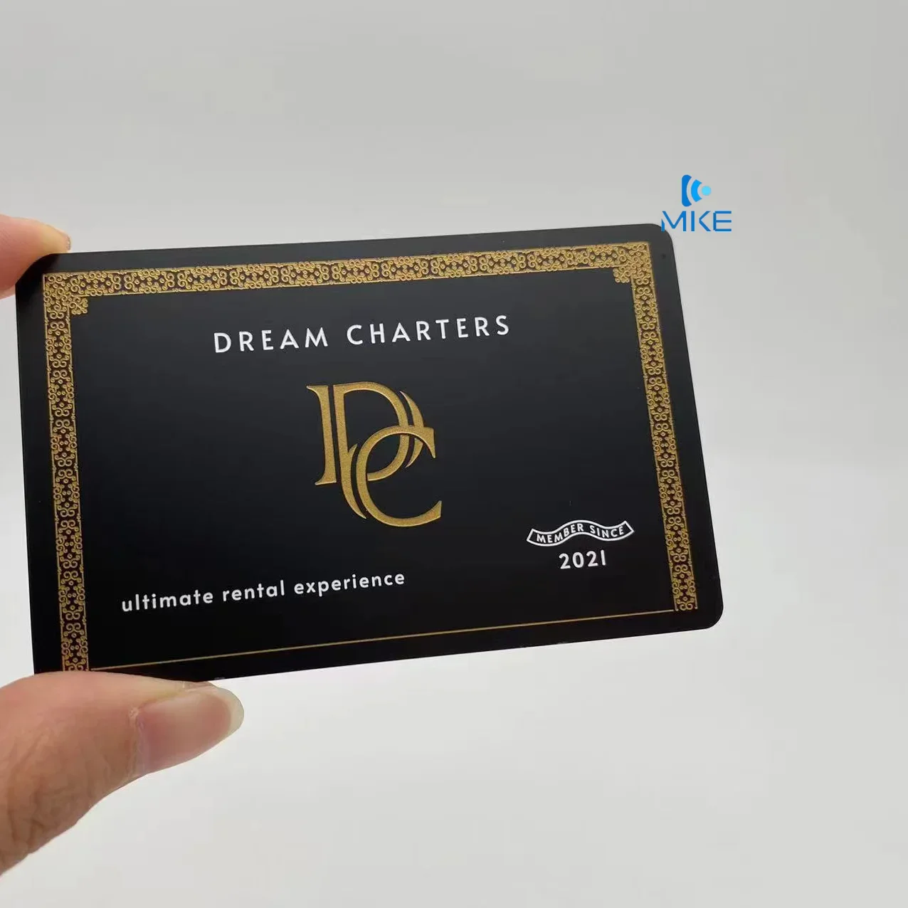 

Металлические карты Sunk Business с матовыми черными и золотыми текстами