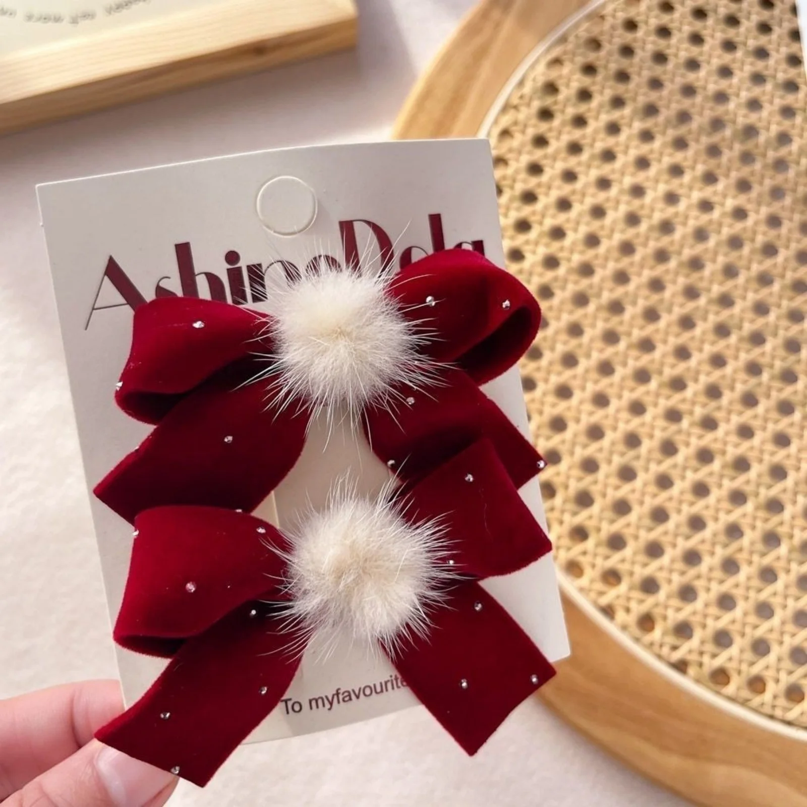2 Stück rote Samt-Haarspangen für Damen mit Kunstfell-Pompon – süße Haarnadeln für Mädchen, stilvolle Haaraccessoires für Alltag und Party – Detail 5