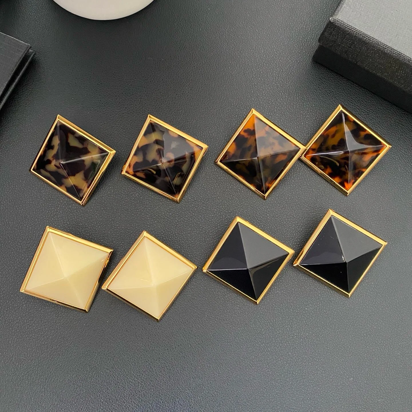 

2025 модные квадратные серьги-клипсы из смолы, черный, белый, янтарный, женские серьги высшего качества, роскошные ювелирные изделия, тренд