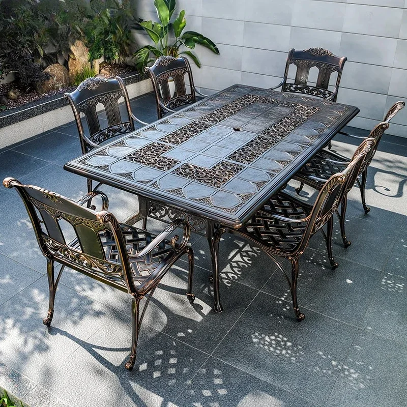 

Столы и стулья из литого алюминия на открытом воздухе. Вилла во дворе под открытым небом. Повседневный чайный столик и стулья из алюминиевого сплава. Резной двор.