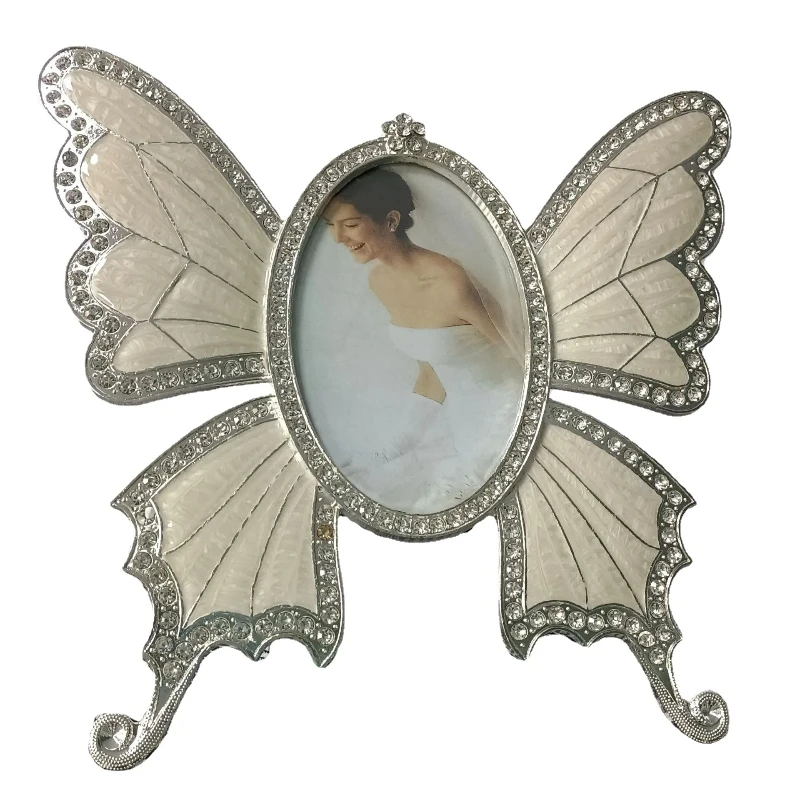 Manufacturers fashion European-style metal photo frames with light weight and high hardness are decorated with family ornaments.