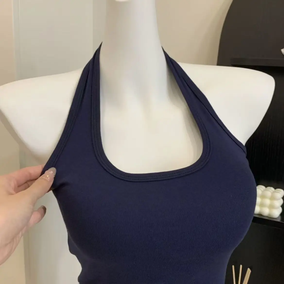 ストレッチ素材で体のラインを美しく見せる腹部カバー付きのバックレス・オフショルダートップス（万能・甘辛デザイン）