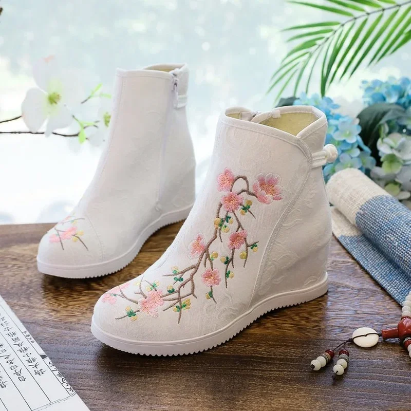 Winter Woman Embroidered Elevator Shoes Chinese Style Platform Shoes Canvas Hanfu Zapatos Women Boots Casual Vintage White Boots