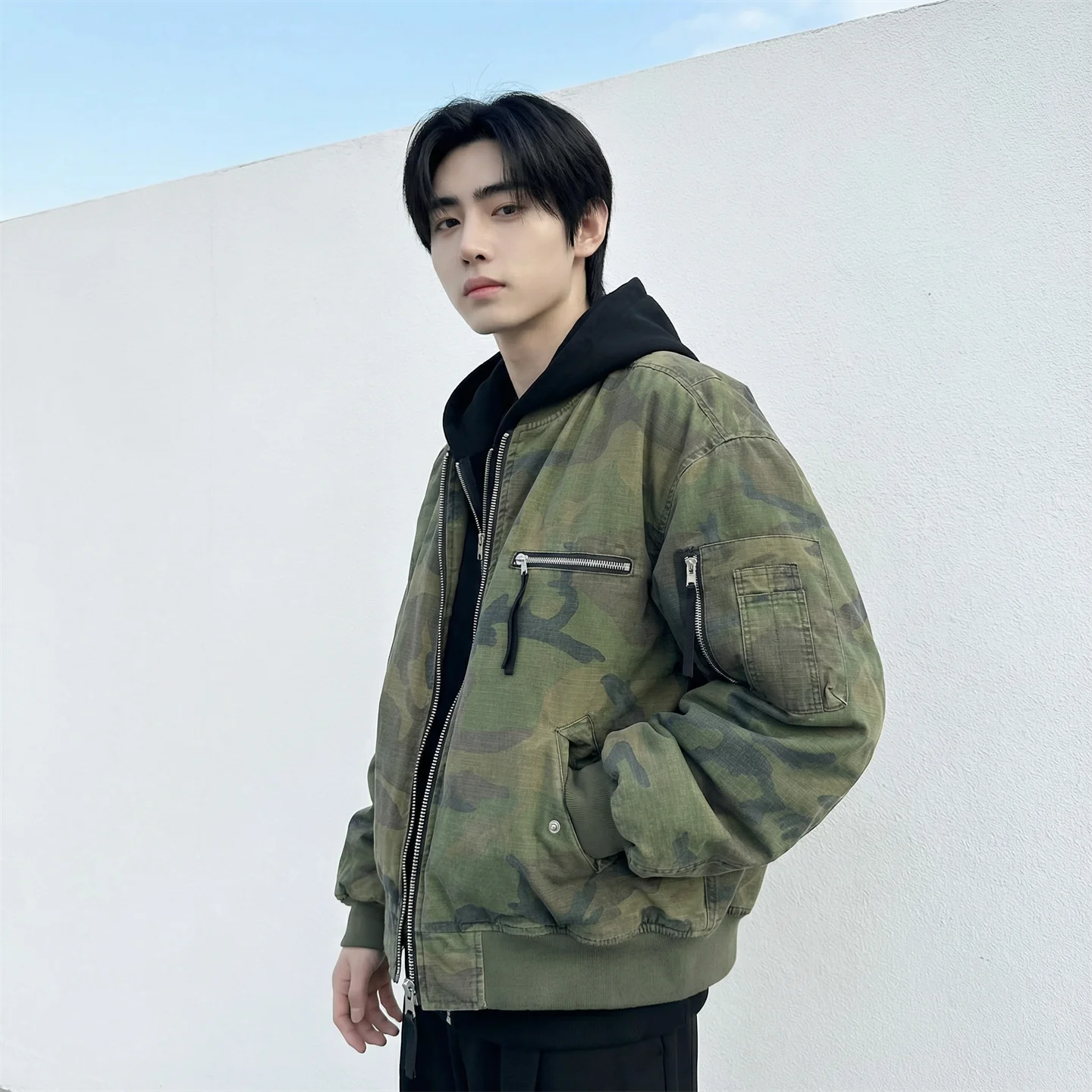 الخريف الشتاء الرجال عالية الشارع كامو الستر الرجال مقنعين سترات الرجال التمويه القطن وسادة مبطنة الذكور فضفاضة معاطف قصيرة